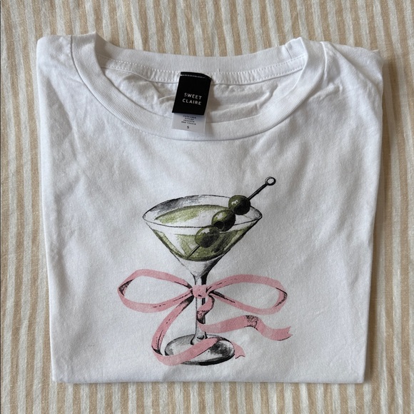 NWOT Sweet Claire White Crop Tee with Bow & Martini Graphic - Picture 1 of 3